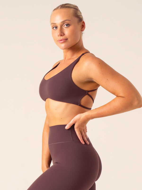 Low V-neck Embody Sports Crop - Image 40